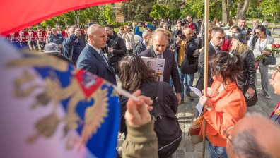 Румен Радев поднесе цветя пред Паметника на Незнайния воин в София (СНИМКИ)