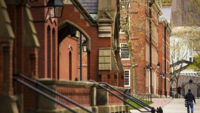 Водещи университети съдят администрацията на Тръмп заради решението за визите