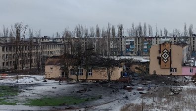Руски военни с активни атаки срещу Донецка област, разрушиха училище, има ранен
