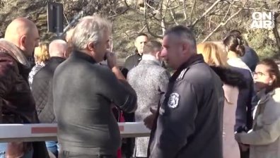 Продължават ли изкопните дейности? Бариери спряха жителите на Белащина