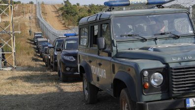 На метри от границата със Сърбия хванаха трафикант с бежанци