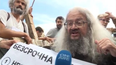 Сблъсъци край парламента: Граждани се опитаха да блокират входа на НС