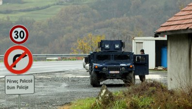 Напрежение в Косовска Митровица, полицай е ранен