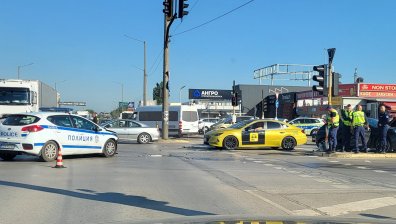 Катастрофа с патрулка блокира ключово кръстовище в София