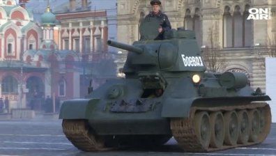Русия пресъздаде на "Червения площад" парада от 1941 година
