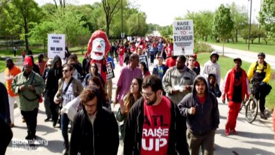 Служителите на McDonald&rsquo;s в САЩ протестират за 15 долара на час