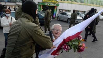 Коя е Нина Багинская - 73-годишната икона на протестите в Беларус? 