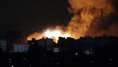 Израел безпощадно обстрелва Газа, главоломно расте броят на жертвите