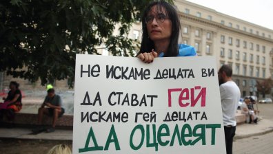 "Искаме семейства от мъж и жена": Контрапротест на протеста заради ЛГБТИ закона