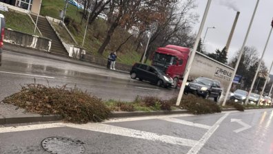 ТИР помете кола на главния път София - Варна
