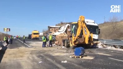 Лепило по магистралата и странна миризма във въздуха след катастрофата на АМ "Марица"