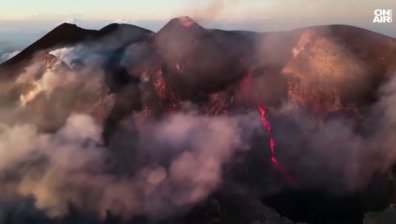 Кратер на вулкана Етна изригна зрелищно след 4-годишен покой