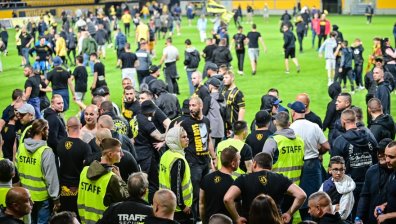  "Всички вън!": Разгневени фенове нахлуха на терена след загубата на "Ботев" (Пловдив)