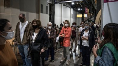 Скандално: Президентът на Аржентина е сред прередилите се за ваксина