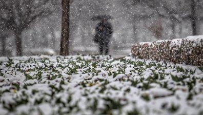 Дъждовна и снежна събота, оранжев код за валежи и силен вятър