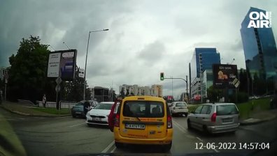 Дете изхвърча във въздуха след сблъсък с автомобил заради неправилно пресичане