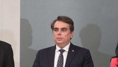 НС прие промени в законите за разплащанията, Асен Василев обеща да не пипат Сребърния фонд 