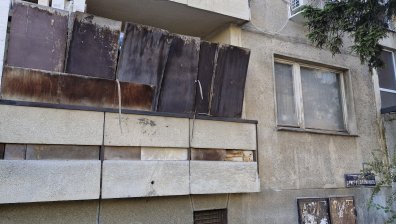 Балкони в София са превърнати в депо за боклуци, съседи се опасяват от пожар