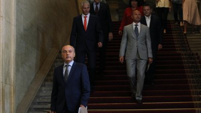 Служебният кабинет обсъжда мерки срещу кризата