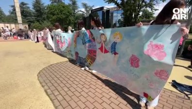 Впечатляващо: Деца от Казанлък създадоха 120-метрова рисунка