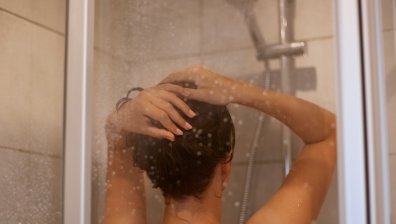 Лекари съветват хората над 50 години да не се къпят всеки ден