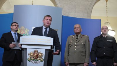 Каракачанов: Не е отминала опасността от мигрантска вълна към България