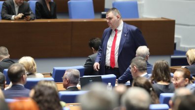 Остри реплики и напрежение: Докъде ще стигне задочният диалог между Пеевски, Петков и Денков?