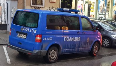Задържаха семейство, връхлетяло с камъни и прътове полицаи