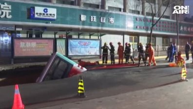 Огромна дупка погълна автобус в Китай, има загинали (+ВИДЕО)