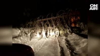 Шофьори попаднаха в снежен капан в Пампорово