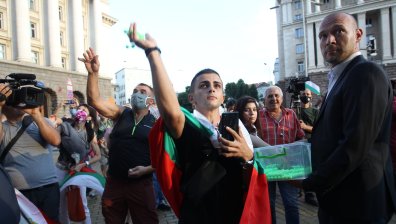 Протестиращи замеряха Министерския съвет със зелени топчета