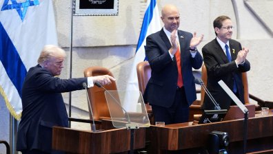 Напрежение при речта на Тръмп в парламента на Израел: Охранители изведоха депутати