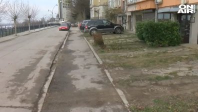 Жилищен блок в Русе се наводнява при всеки дъжд, започнал бавно да потъва