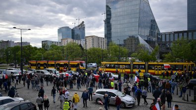 Полицията във Варшава осуети антиправителствена демонстрация с газ
