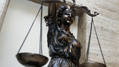 Казусът "Осемте джуджета": Дилян Деянов се изправя пред Темида