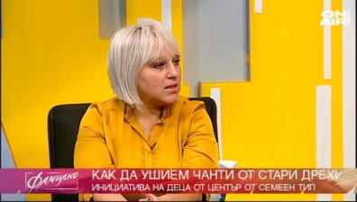 Деца от център от семеен тип с уникални торби от дарени дрехи