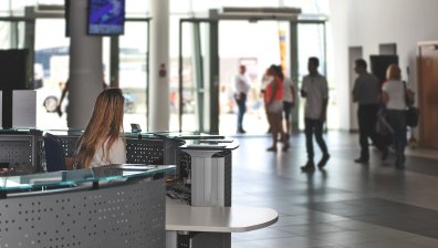 Младите не предпочитат надомната работа и 4-днeвнaтa paбoтнa ceдмицa