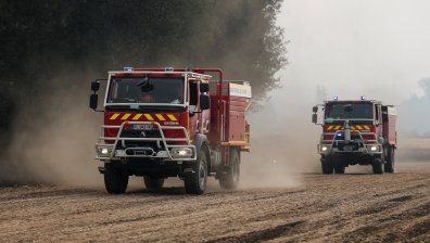 Френските огнеборци в битка с големия пожар край Париж (СНИМКИ)