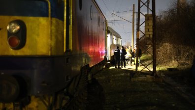 Десетки пътници от два влака са блокирани на две гари под Балкана