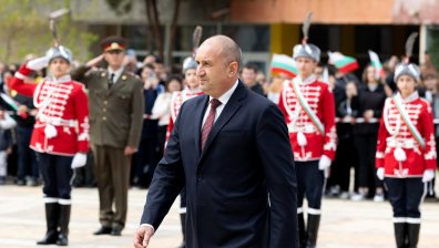 Румен Радев към млади гвардейци: Имате само една Родина, борете се да бъде силна