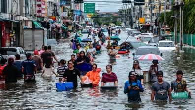 Бедствието в Банкок: Хиляди евакуирани, домове под вода и страх от нови наводнения