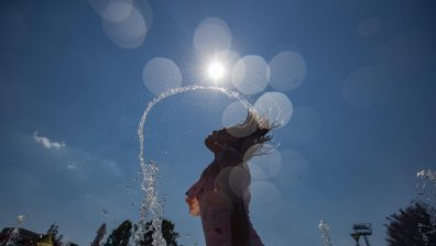 Топъл ден с температури до 35°, следобед облаци и превалявания