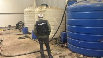 Четиримата мъже, източили 7 тона гориво, остават в ареста