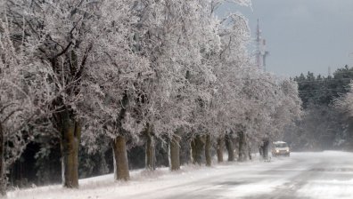 Синоптици предупреждават за опасен вятър, валежи от дъжд, сняг и поледици