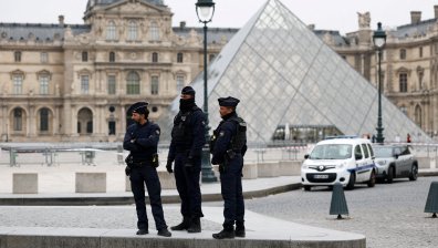"Лувърът" остава затворен, полицията търси крадците (СНИМКИ)