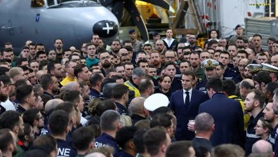 Макрон предизвика фурор с посещението си на самолетоносача "Шарл де Гол" (СНИМКИ)