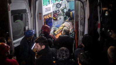 Апокалипсис в Турция: Хора търсят близките си с голи ръце под развалините