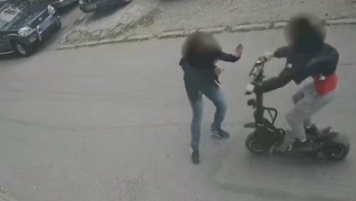 Младеж блъсна с тротинетка трима полицаи, хванали го в момент на сделка с дрога