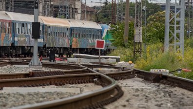 Загинал и ранен след удар на влак в кола край Плачковци