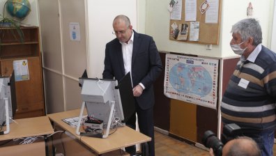 Румен Радев упражни правото си на глас